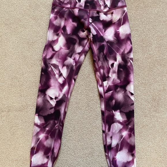 Lululemon Wunder Under crops - Picture 2 of 5